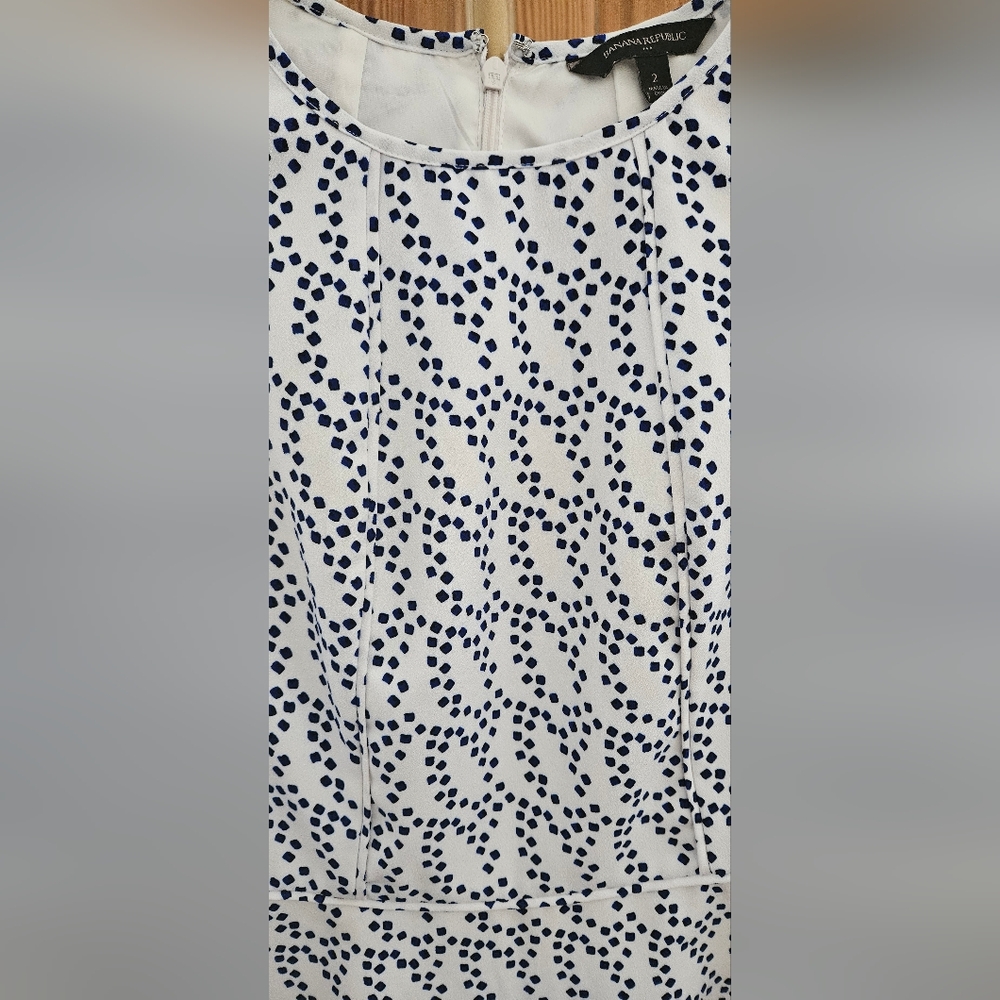 Banana Republic Fitted Sleeveless Top with zip closure on back Size 2 - Picture 2 of 4